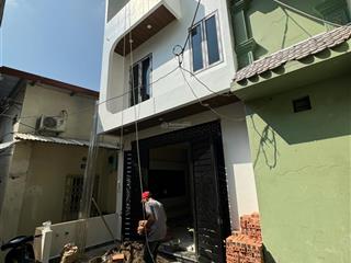 Chỉ 2 tỷ 790 triệu nhà 3 tầng đầu hàng kênh, có sân trước cực thoáng!