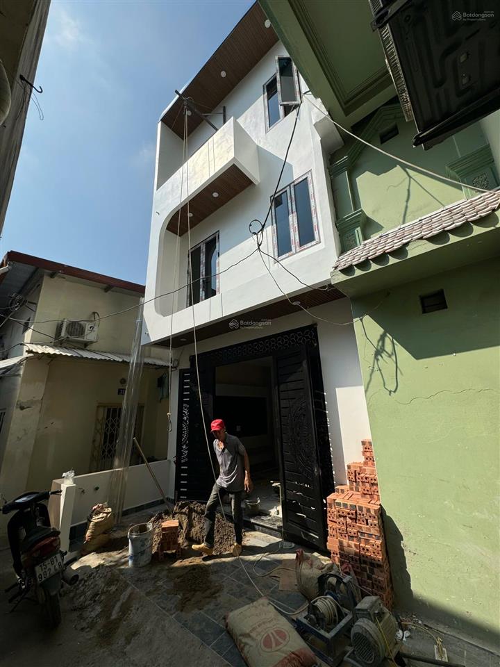 Chỉ 2 tỷ 790 triệu nhà 3 tầng đầu hàng kênh, có sân trước cực thoáng!