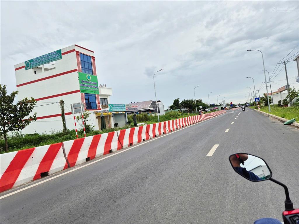 Gom tiền gấp! bán nhanh lô đất 100m2 mặt tiền đường tỉnh 818, trung tâm thị trấn thủ thừa