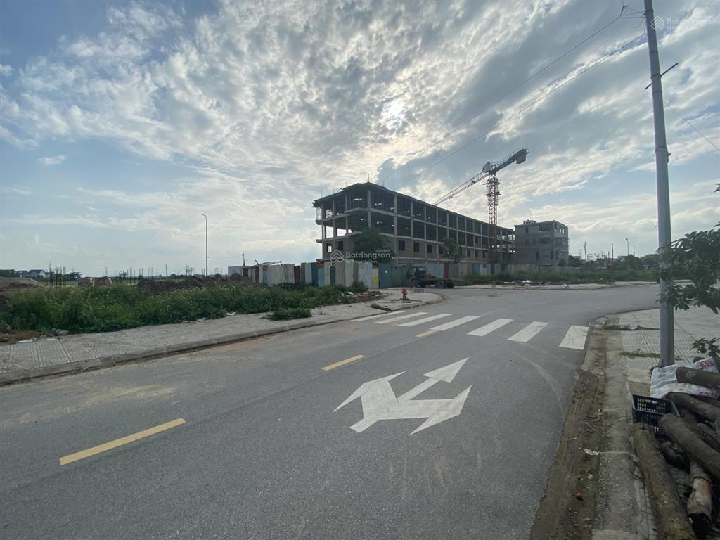 Bán gấp nhà gia bình gần 300m2, 3 tầng mặt đường kinh doanh sầm uất. giá 9.** tỷ có thương lượng