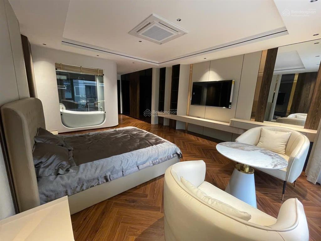 Bán gấp nhà gia bình gần 300m2, 3 tầng mặt đường kinh doanh sầm uất. giá 9.** tỷ có thương lượng