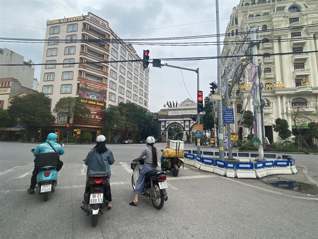 Bán gấp nhà gia bình gần 300m2, 3 tầng mặt đường kinh doanh sầm uất. giá 9.** tỷ có thương lượng