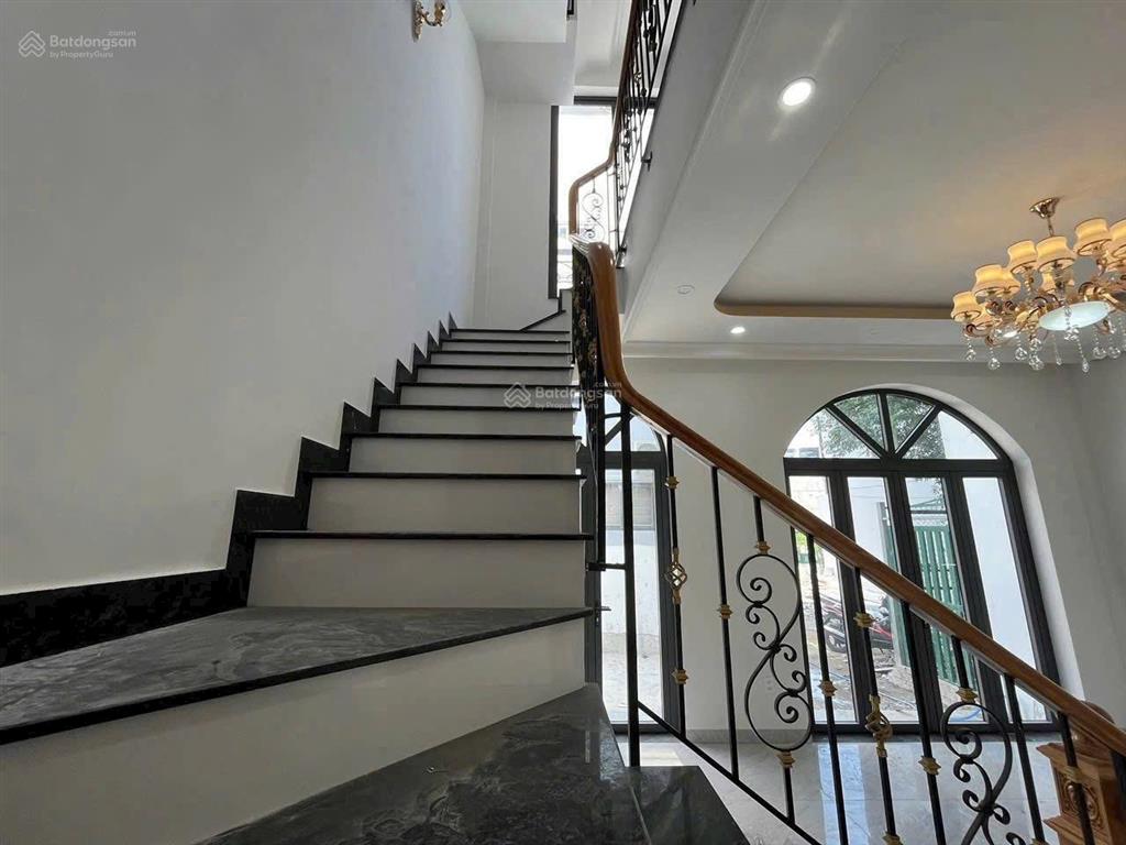 9,5 tỷ nhà 5t mới 100% thang máy phường hiệp bình chánh phạm văn đồng 51 m2 ngang 4,8m, hướng đông