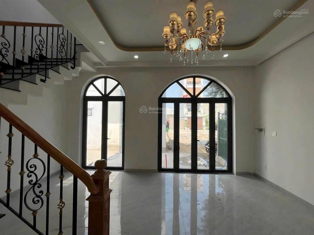 9,5 tỷ nhà 5t mới 100% thang máy phường hiệp bình chánh phạm văn đồng 51 m2 ngang 4,8m, hướng đông