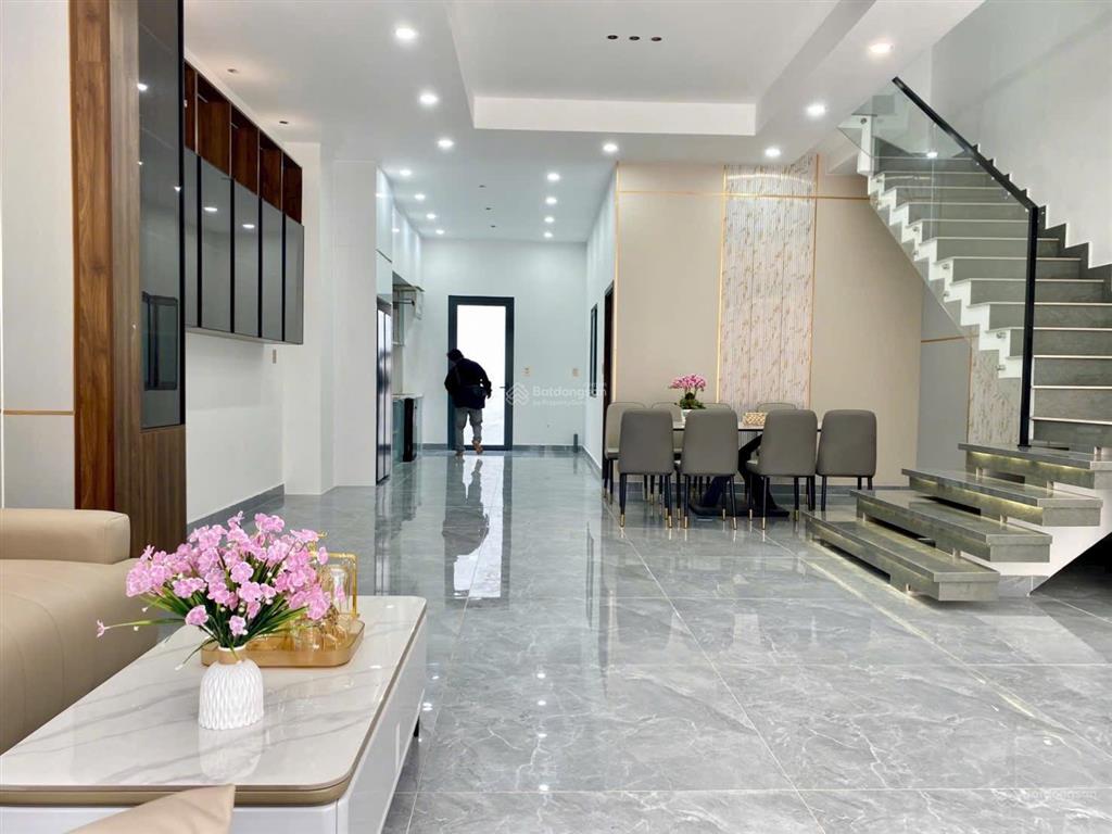 9 tỷ nhà mới 100% full nội thất dt 100m2, ngang 6m, xe hơi đậu 13 hiệp bình phước 5 phòng ngủ