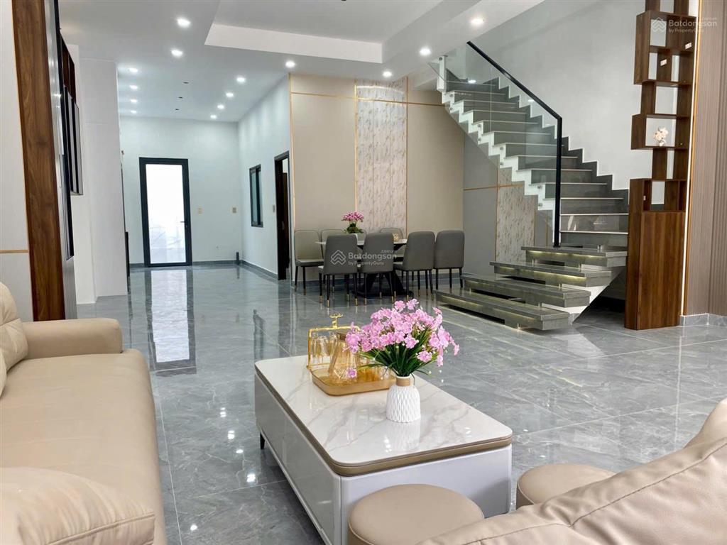 9 tỷ nhà mới 100% full nội thất dt 100m2, ngang 6m, xe hơi đậu 13 hiệp bình phước 5 phòng ngủ