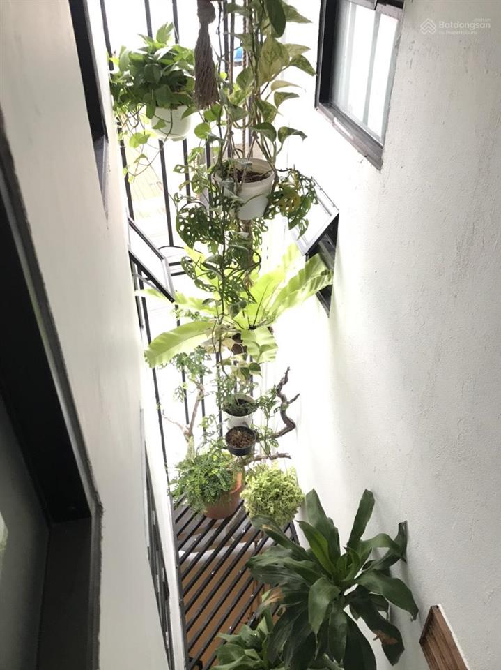 Phòng nhỏ lầu 2 có cửa sổ trên gác lửng và bên dưới nhà bếp thoáng sáng gần q1, 2