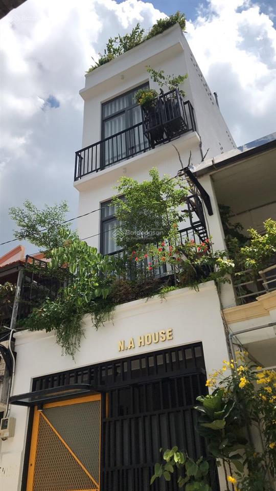 Phòng nhỏ lầu 2 có cửa sổ trên gác lửng và bên dưới nhà bếp thoáng sáng gần q1, 2