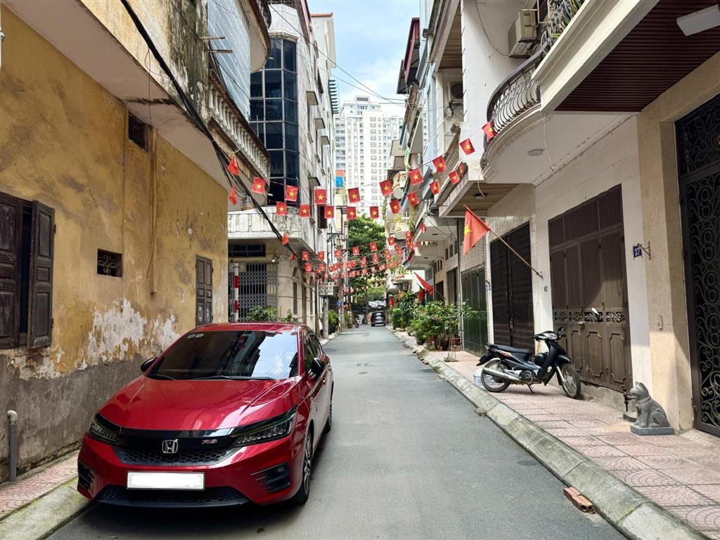 Bán nhà phân lô hoàng công chất  ô tô tránh và đỗ  kinh doanh, vỉa hè  đường thông  hiếm có