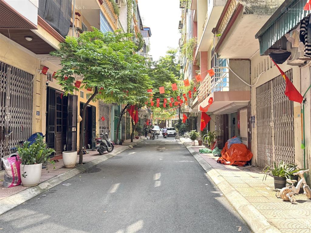 Bán nhà phân lô hoàng công chất  ô tô tránh và đỗ  kinh doanh, vỉa hè  đường thông  hiếm có