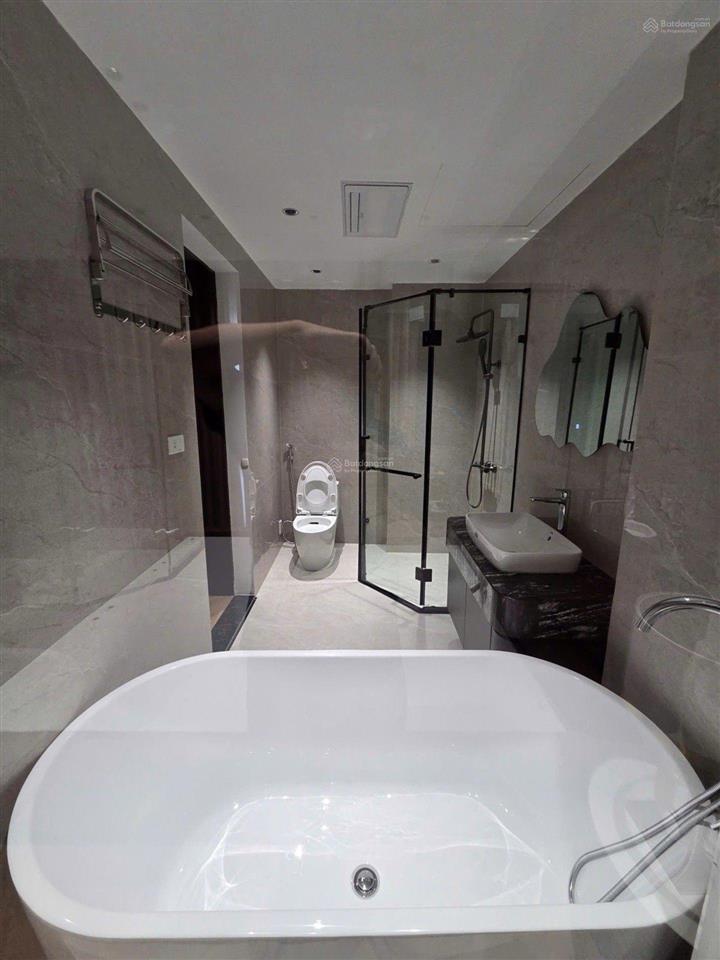 Bán nhà riêng tại ngọc thụy, giá ưu đãi 16,4 tỷ, 50m2, 4pn + 5wc, gần cầu long biên