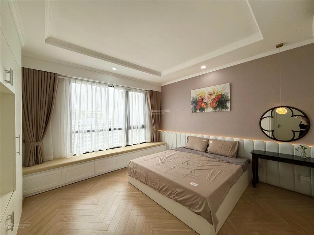 Căn 76m2 view sông hồng  cầu vĩnh tuy, full nội thất mới 100%, giá 9.9 tỷ