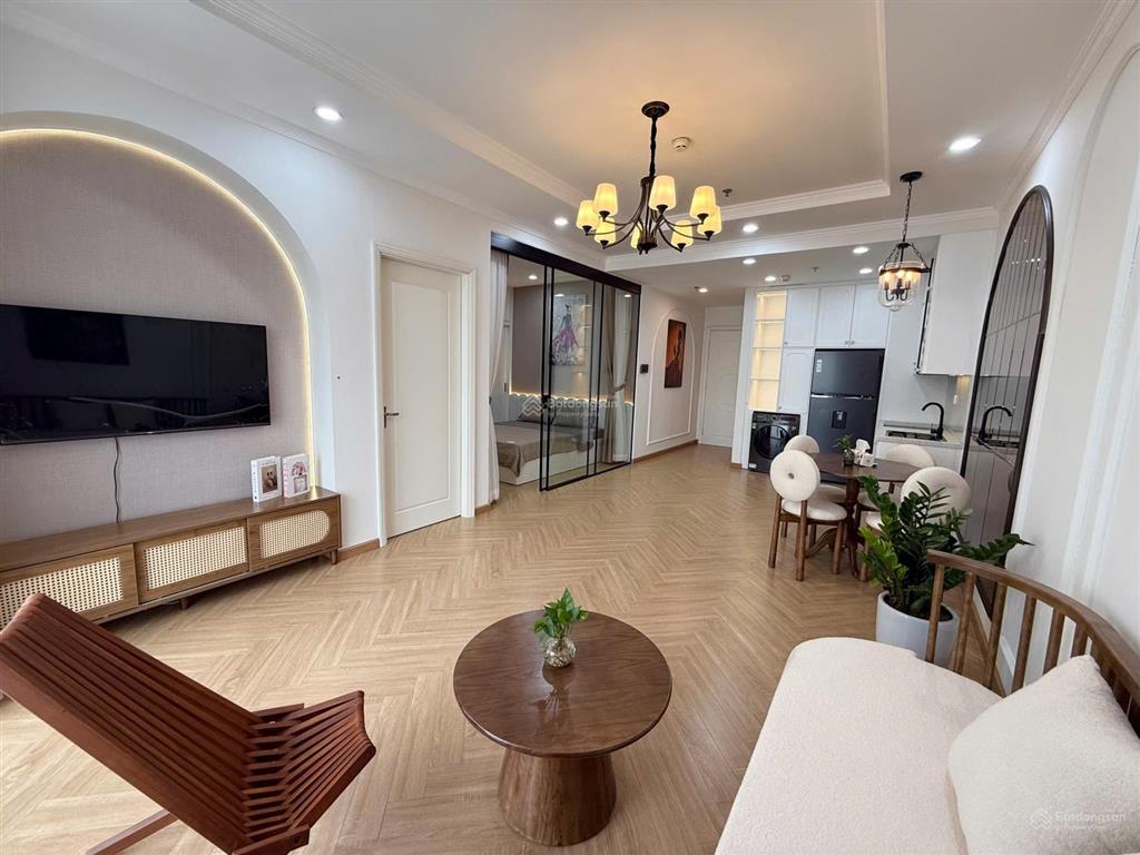 Căn 76m2 view sông hồng  cầu vĩnh tuy, full nội thất mới 100%, giá 9.9 tỷ