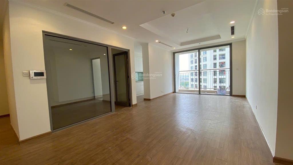 Cho thuê căn hộ p02 trục 06 tầng trung 136m2 4 phòng ngủ hướng đông nam nhà nguyên bản