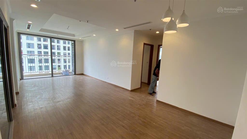 Cho thuê căn hộ p02 trục 06 tầng trung 136m2 4 phòng ngủ hướng đông nam nhà nguyên bản