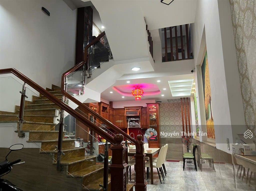Gấp bán nhà 3 tầng ngay chợ phan văn trị 4mx13,8m chính chủ xây đúc cứng.