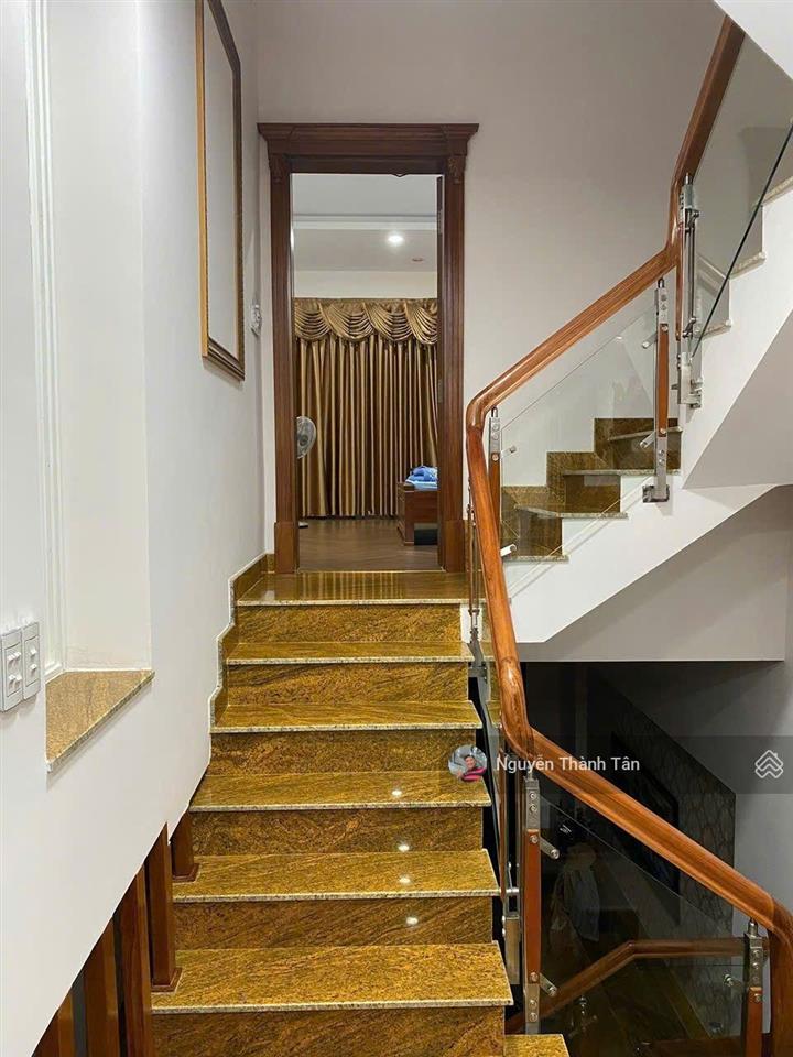 Gấp bán nhà 3 tầng ngay chợ phan văn trị 4mx13,8m chính chủ xây đúc cứng.