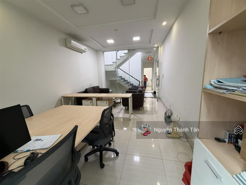 Văn phòng mới  rộng  sẵn bàn ghế, máy lạnh