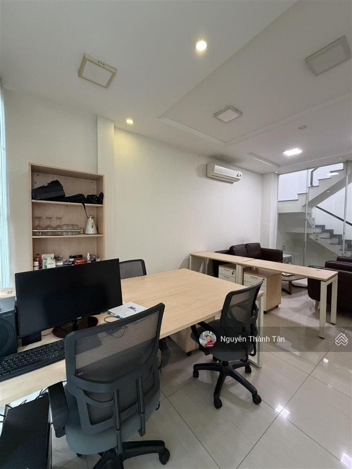 Văn phòng mới  rộng  sẵn bàn ghế, máy lạnh