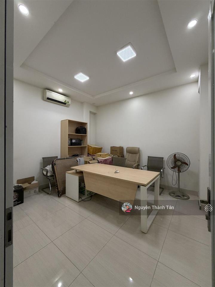 Văn phòng mới  rộng  sẵn bàn ghế, máy lạnh