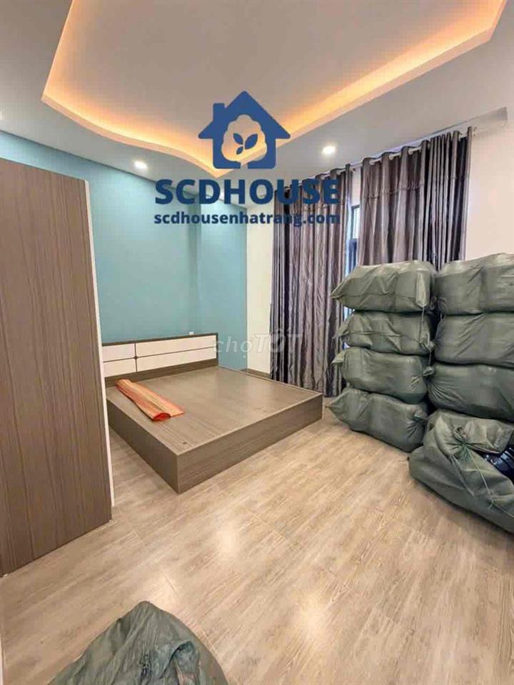 Cho thuê nhà nguyên căn 3 tầng kiên cố (có sổ hoàn công) vị trí đắt gi