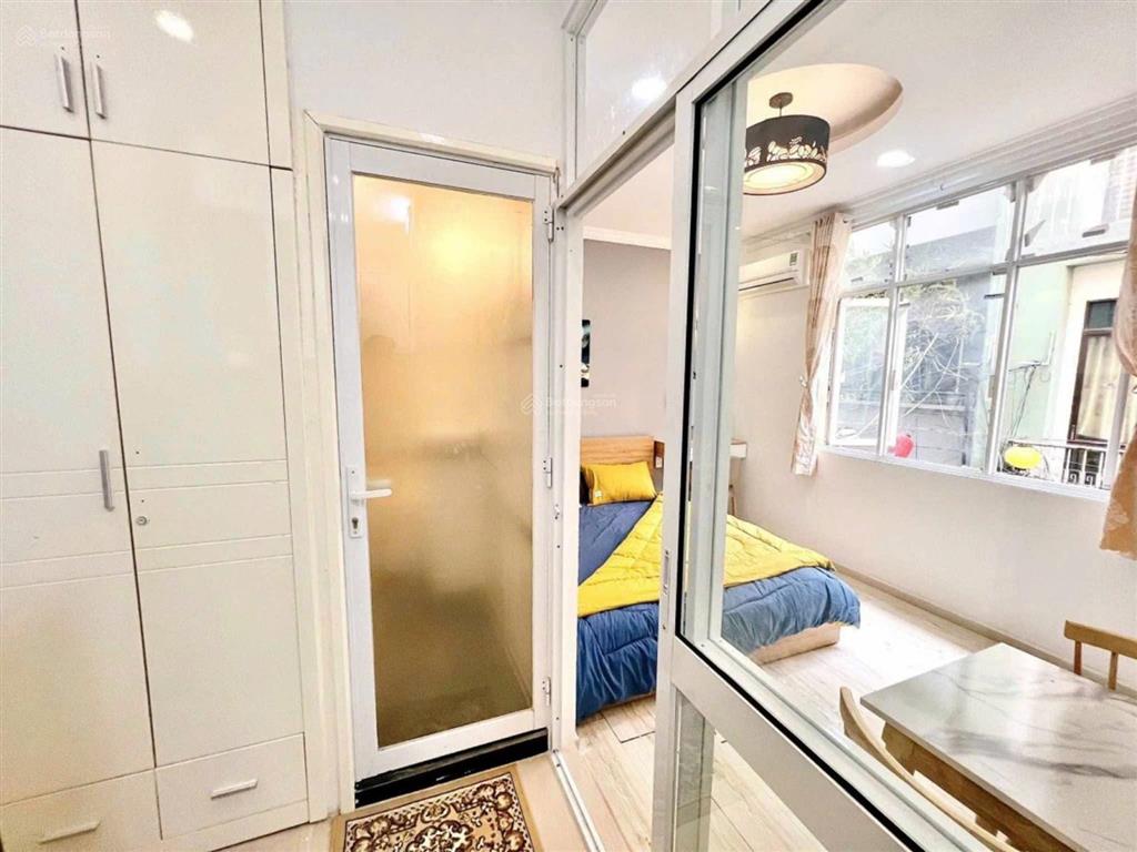 Cho thuê căn hộ tách bếp cửa sổ thoáng ngay đường thái văn lung , gần nguyễn huệ , ba son quận 1