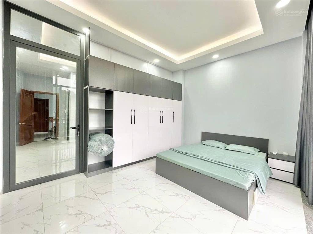 Cho thuê phòng ban công rộng thoáng , 36m2 , giá tốt , đường trần hưng đạo q1 , gần chợ bến thành