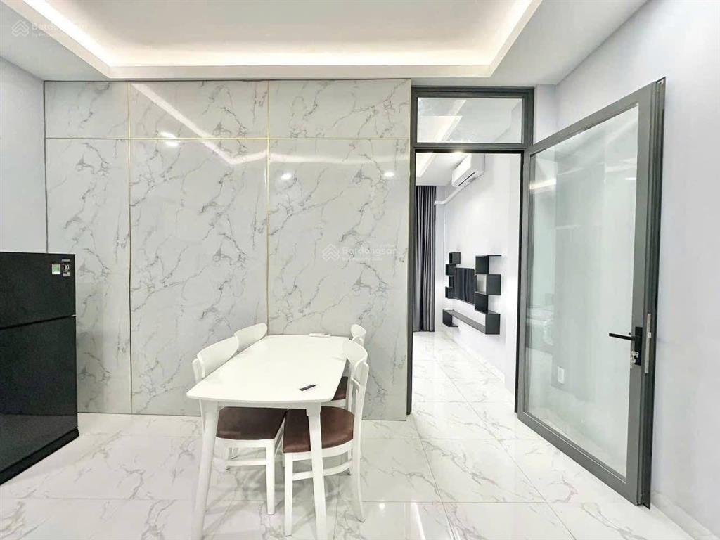 Cho thuê phòng ban công rộng thoáng , 36m2 , giá tốt , đường trần hưng đạo q1 , gần chợ bến thành