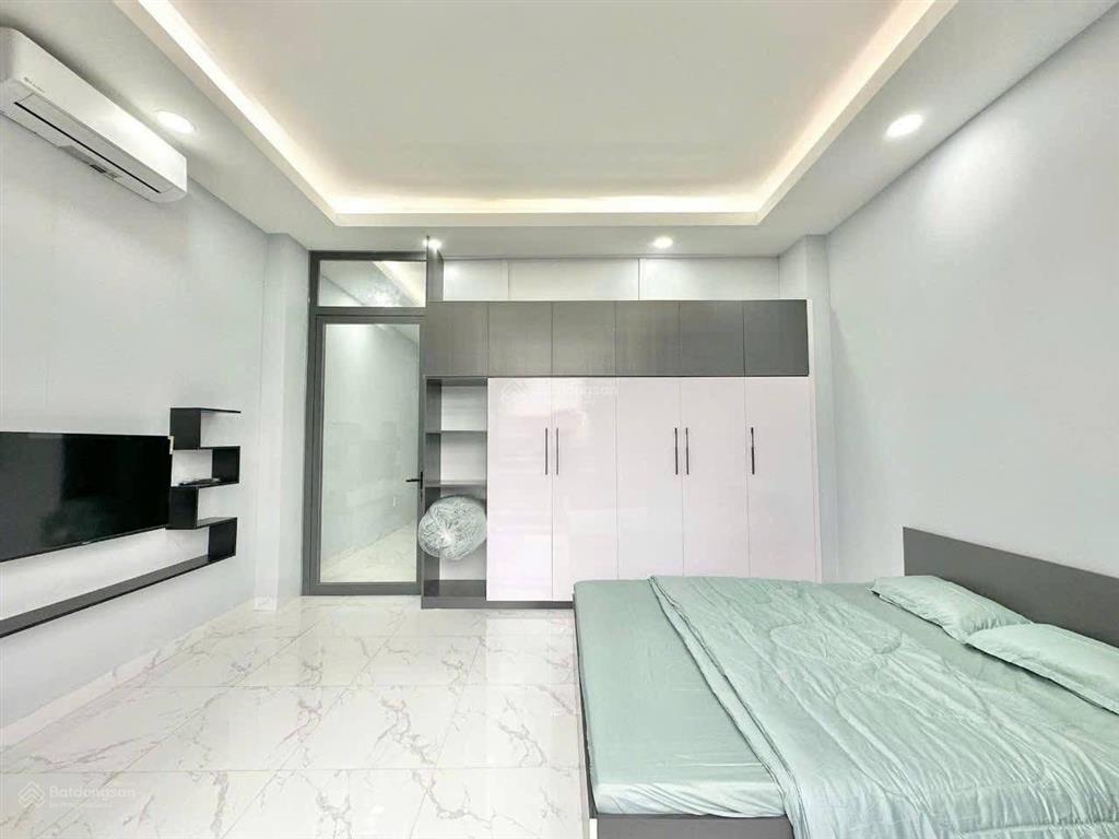 Cho thuê phòng ban công rộng thoáng , 36m2 , giá tốt , đường trần hưng đạo q1 , gần chợ bến thành