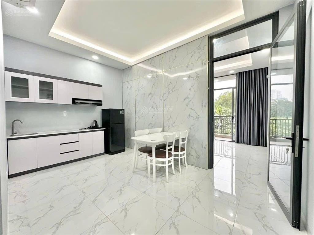 Cho thuê phòng ban công rộng thoáng , 36m2 , giá tốt , đường trần hưng đạo q1 , gần chợ bến thành