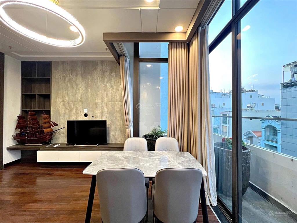 Cho thuê căn hộ ban công rộng 40m², đường nguyễn thái bình  ngay chợ bến thành quận 1