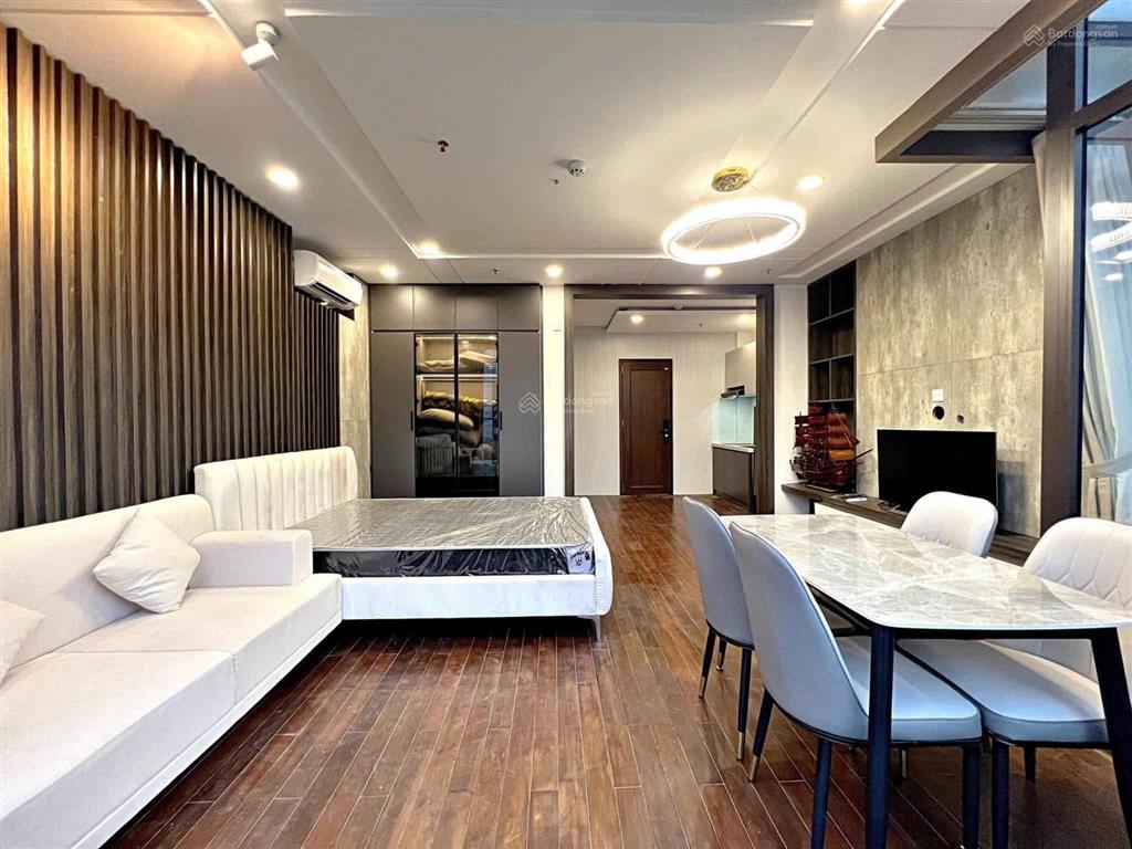Cho thuê căn hộ ban công rộng 40m², đường nguyễn thái bình  ngay chợ bến thành quận 1