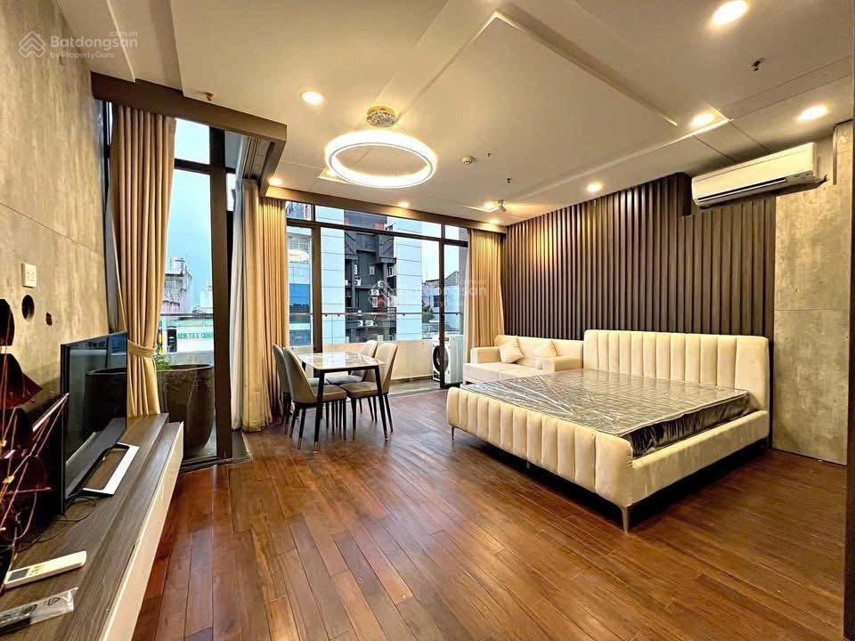Cho thuê căn hộ ban công rộng 40m², đường nguyễn thái bình  ngay chợ bến thành quận 1