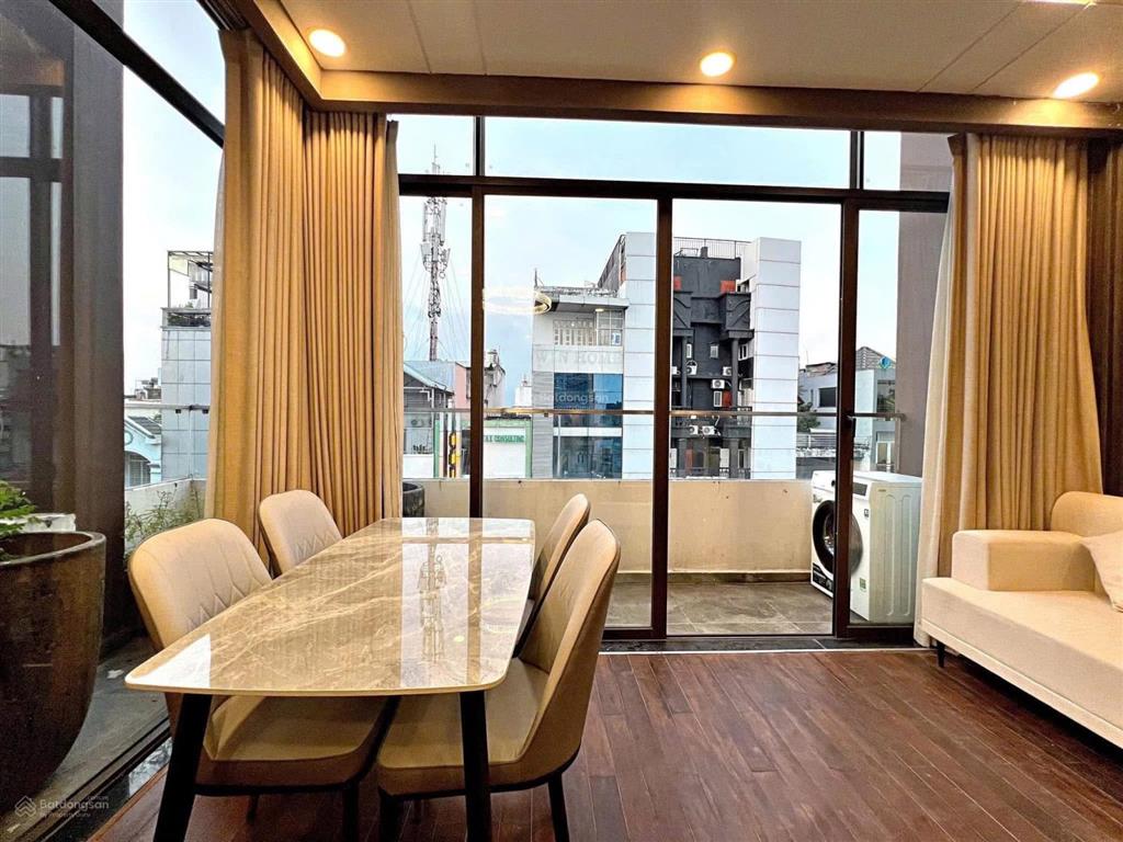 Cho thuê căn hộ ban công rộng 40m², đường nguyễn thái bình  ngay chợ bến thành quận 1