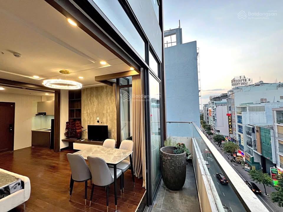 Cho thuê căn hộ ban công rộng 40m², đường nguyễn thái bình  ngay chợ bến thành quận 1