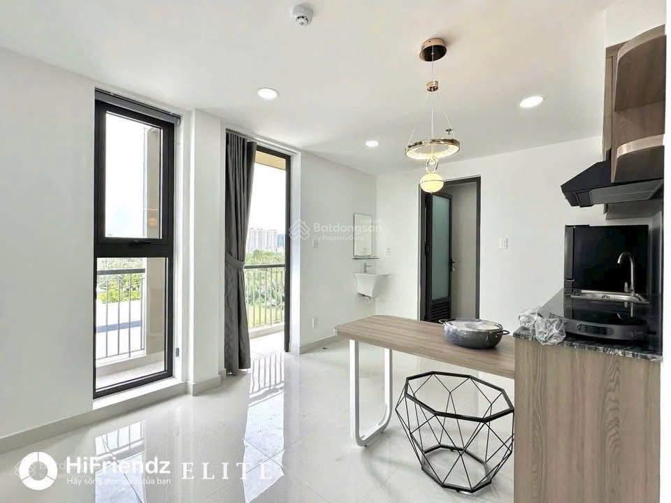 Cho thuê phòng 1pn ban công, 38m2, đường nguyễn thông  ngay vòng xoay dân chủ quận 3