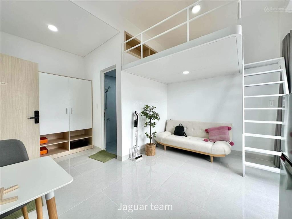 Cho thuê phòng có gác ban công, 34m2  cạnh đại học ueh, bách khoa, hoa sen quận 10