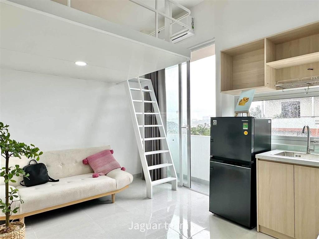 Cho thuê phòng có gác ban công, 34m2  cạnh đại học ueh, bách khoa, hoa sen quận 10