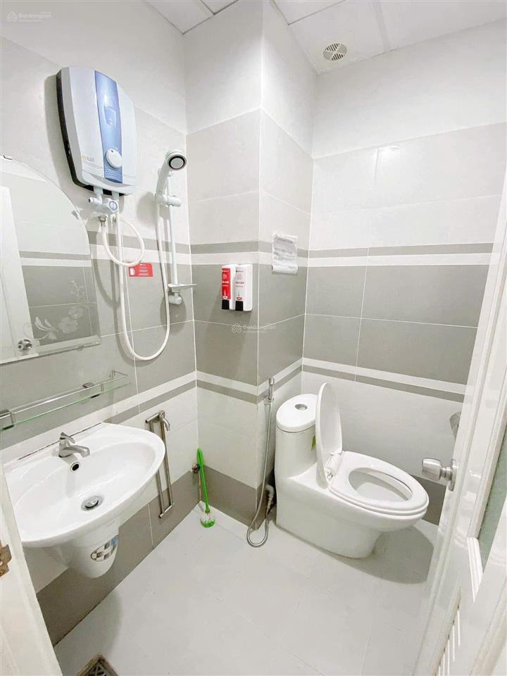 Cho thuê phòng ban công rộng thoáng, 38m2, có thang máy  ngay đài truyền hình, cầu ba son q1