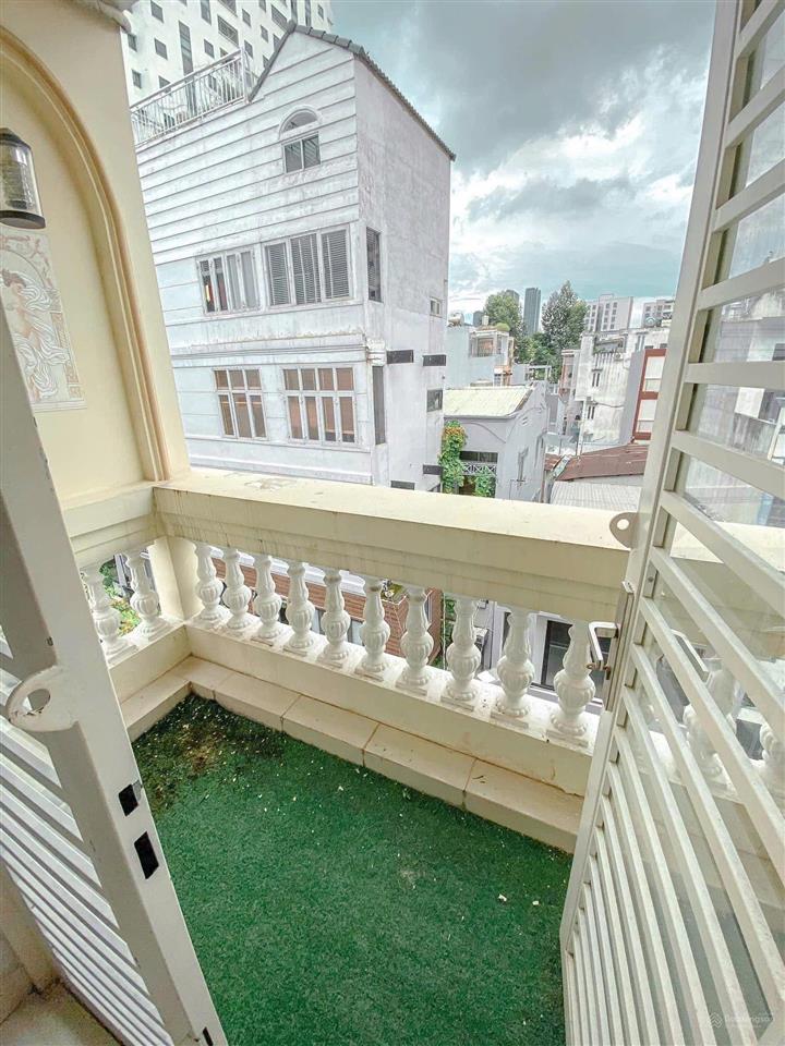 Cho thuê phòng ban công rộng thoáng, 38m2, có thang máy  ngay đài truyền hình, cầu ba son q1