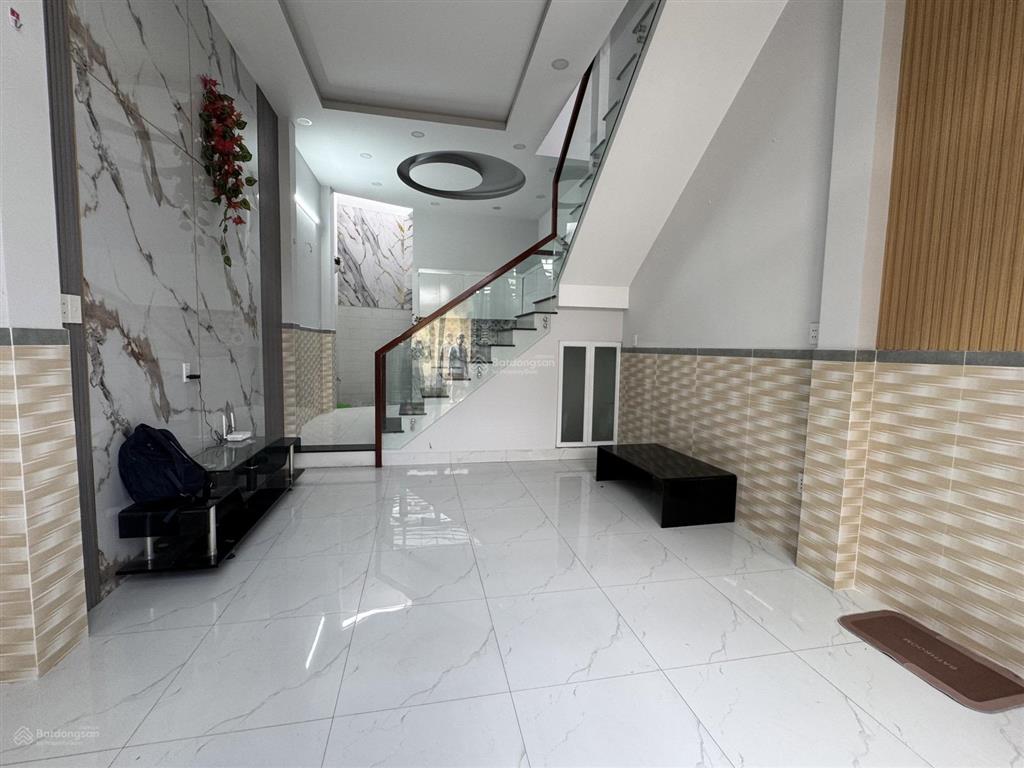 Nhà 2 tầng  đường xe hơi  vị trí đẹp gần vincom lê văn việt  xa lộ hà nội  chỉ 5.x tỷ