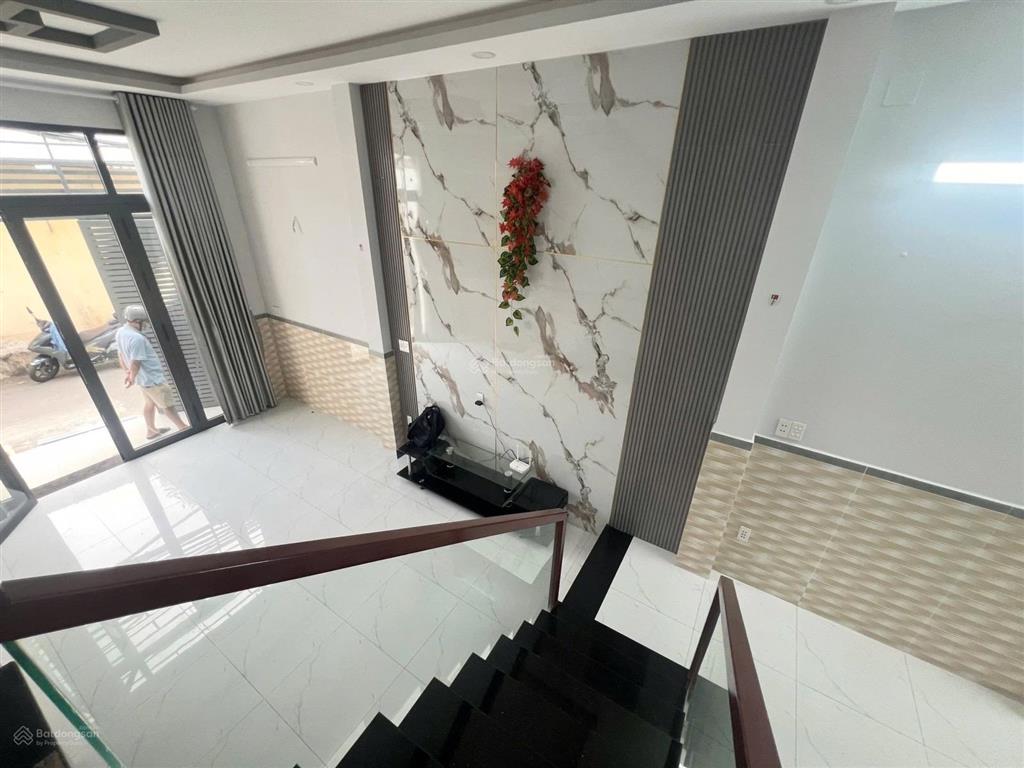 Nhà 2 tầng  đường xe hơi  vị trí đẹp gần vincom lê văn việt  xa lộ hà nội  chỉ 5.x tỷ