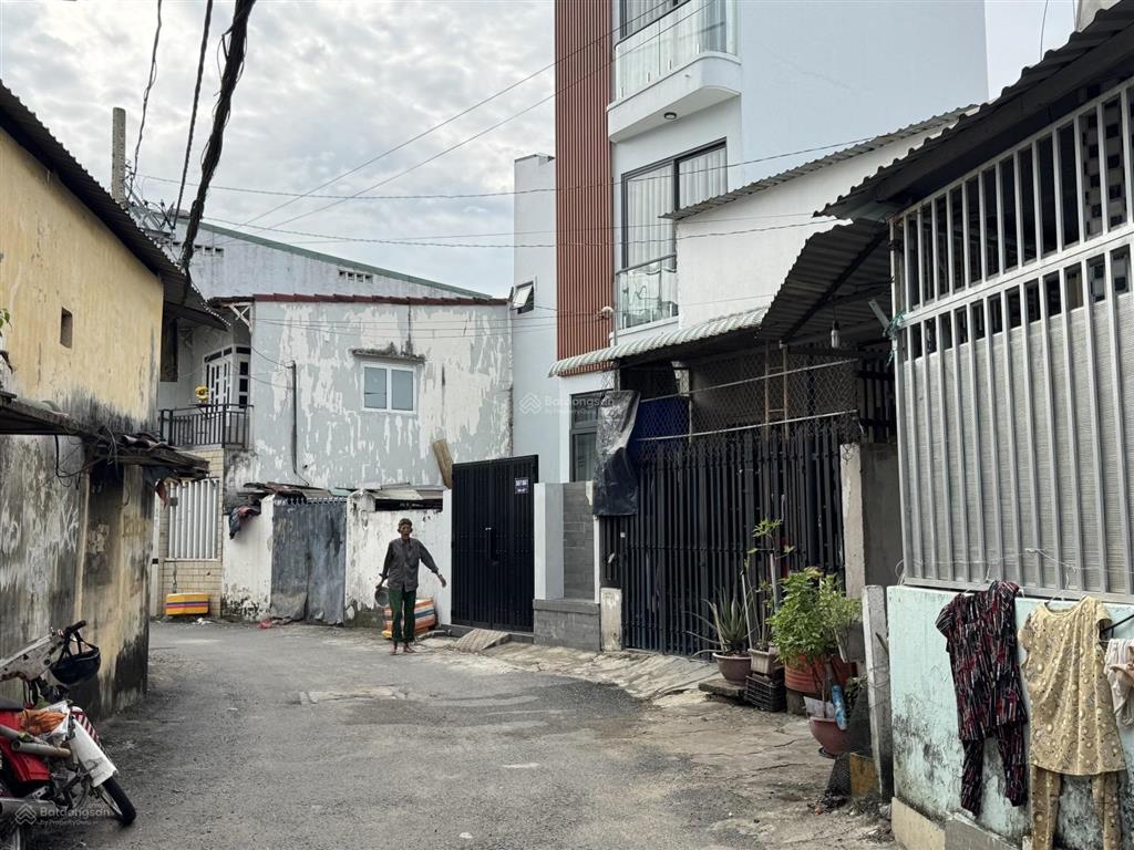 Nhà 2 tầng  đường xe hơi  vị trí đẹp gần vincom lê văn việt  xa lộ hà nội  chỉ 5.x tỷ