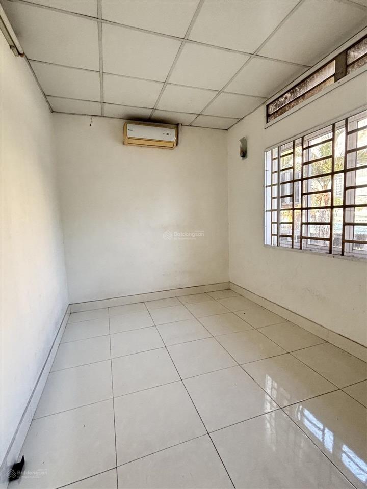 Nhà 2 mặt tiền trước sau  4.4 x 26 105m2  sát xa lộ hà nội  cho thuê 12tr/th  chỉ 6.5 tỷ