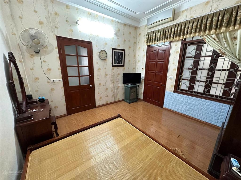 Cho hộ gia đình thuê nhà riêng ngõ 18, khương hạ, 4 tầng x 50m2, nội thất cơ bản, 12 tr/tháng (mtg)