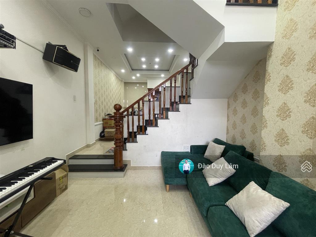 Nhà 3 tầng hẻm ô tô  sát mặt tiền quốc lộ 13  4x16m có sân đậu ô tô  4 phòng, 4wc