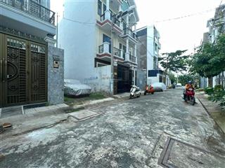 Phòng 16m2 khu an ninh  đối diện đh luật, gần chợ bình triệu  có máy lạnh  giá 3.5tr/tháng