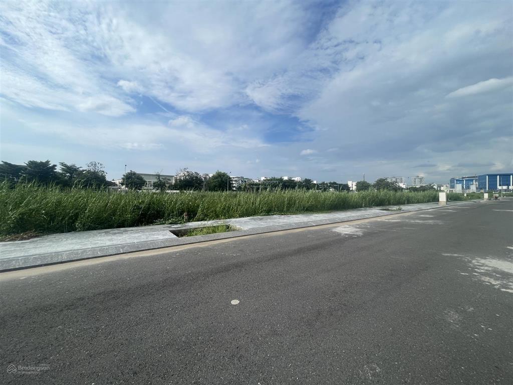 Vốn 3.7 tỷ ban đầu mua suất nền trong kđt vạn phúc  diện tích đẹp ngang 5m, ngay trường quốc tế