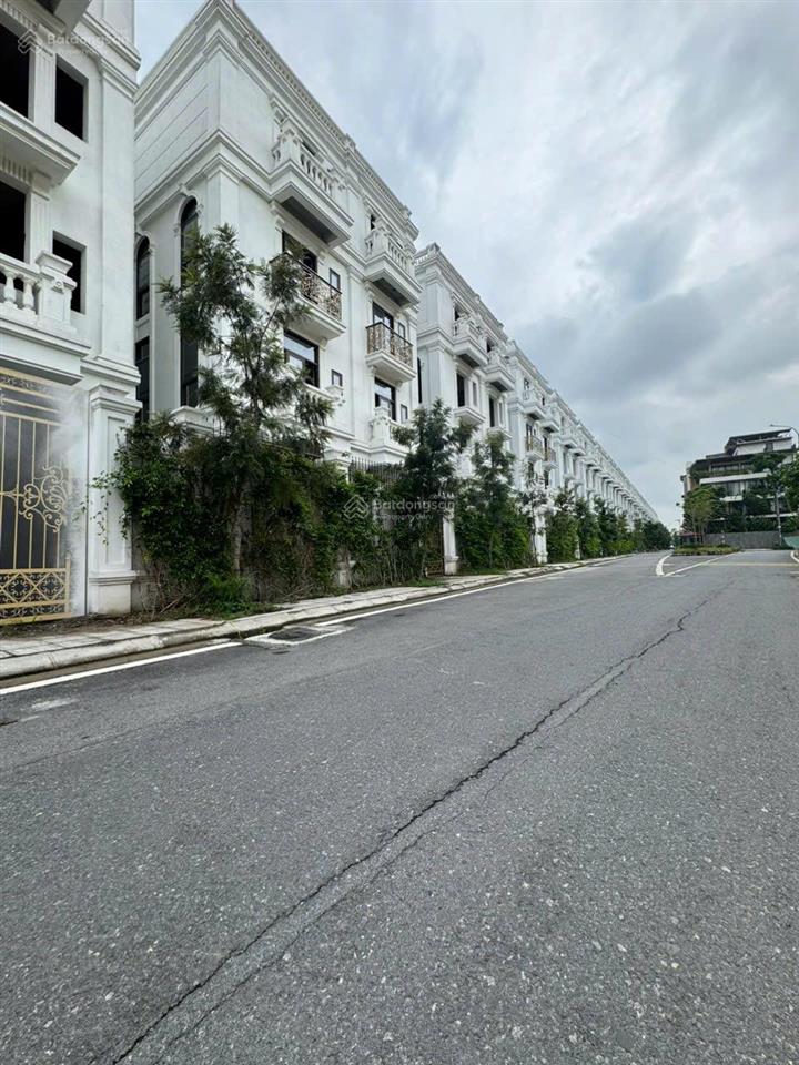 Bán biệt thự gần sân golf long biên. vị trí vip. giá đầu tư. hướng đn mát mẻ.  0905 568 ***