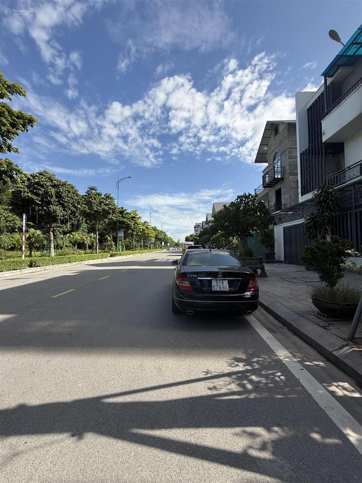 Bán biệt thự mặt phố cổ linh  long biên thuộc da minh tâm, gần sân golf long biên.  0905 568 ***